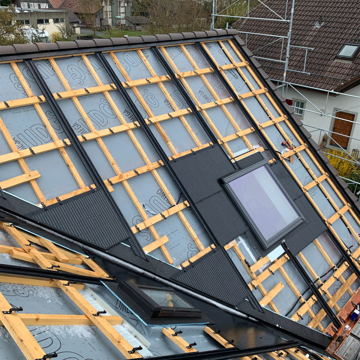 Energie auf dach produzieren steildachsanierung anschlussbleche einfassungen