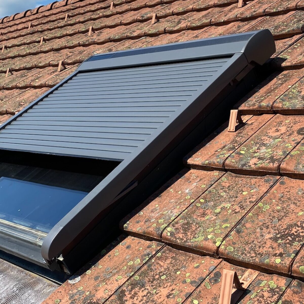 Dachfenster einbau solar aussenrollo hitzeschutz